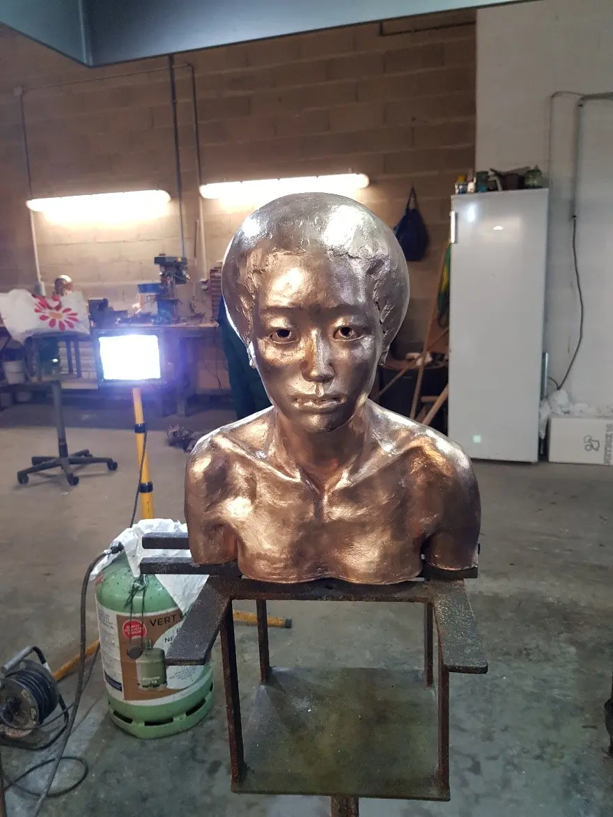 Buste en bronze dans un atelier d'artiste.