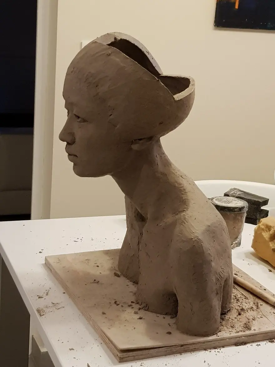 Sculpture en argile d'un buste humain.