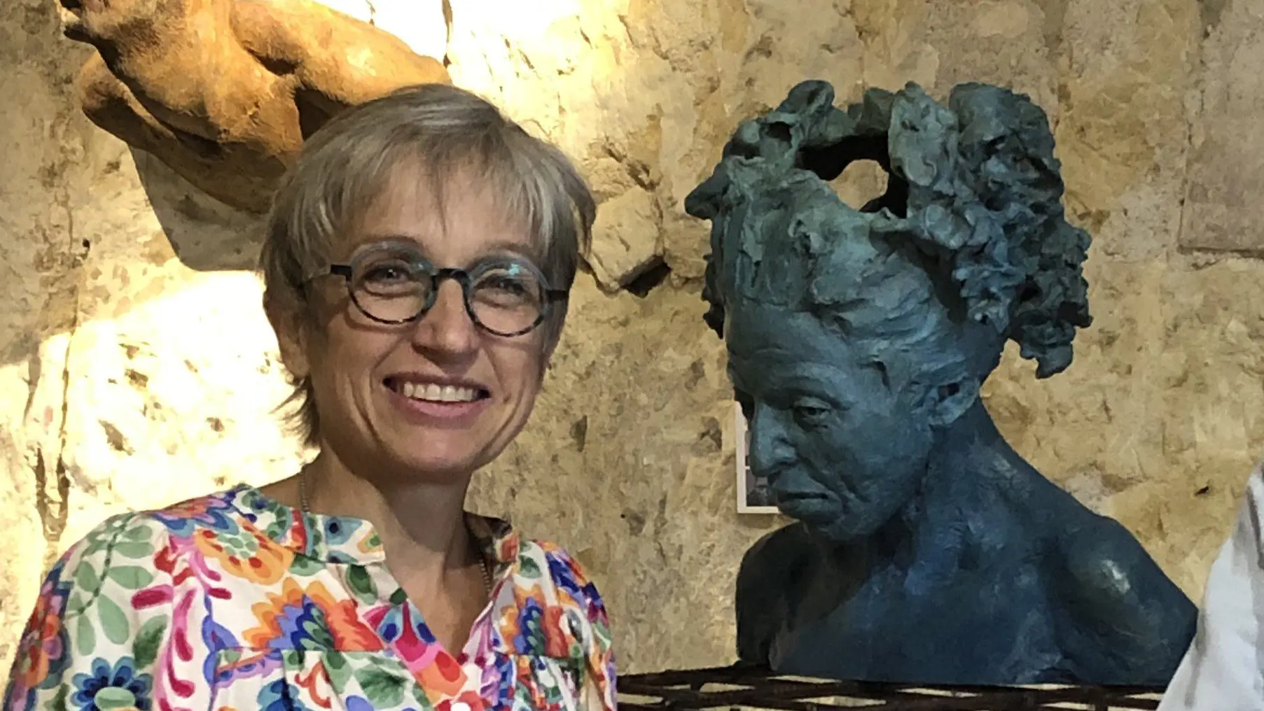 Nadia avec sclpture Colette Brisée Nadia Dloussky à côté de sa sculpture Colette Brisée