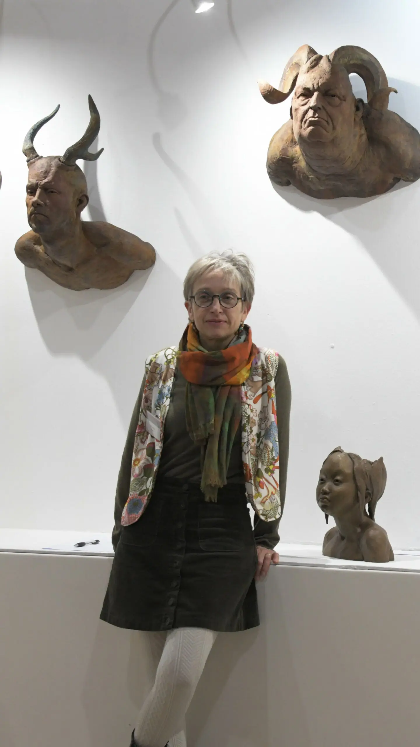 Nadia Dloussky Colombes DSC_9306 eclairé Nadia Dloussky posant devant sculptures murales